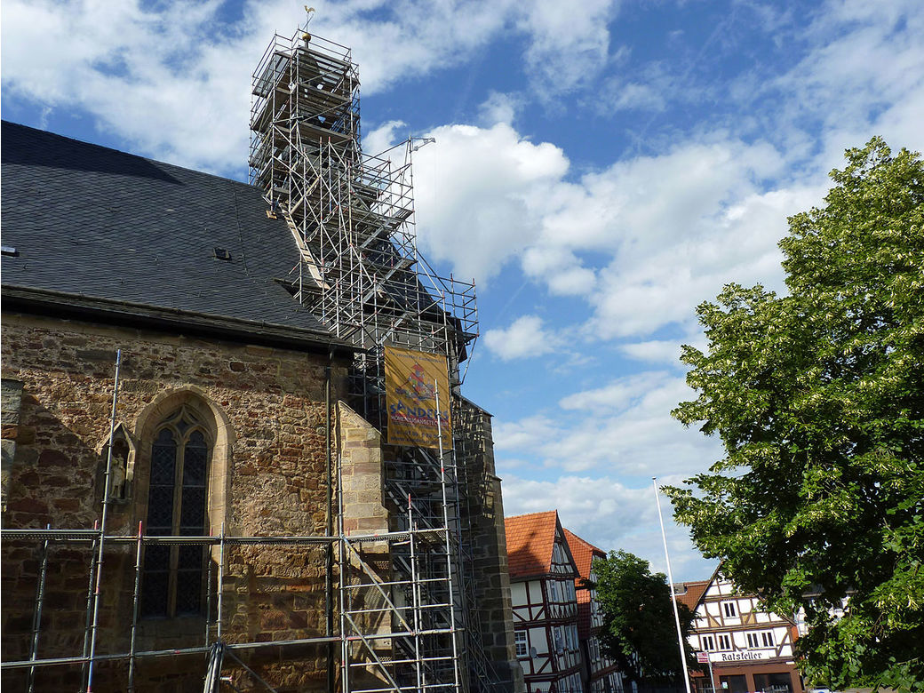 Einrüstung von St. Crescentius an der Südseite (Foto: Karl-Franz Thiede)